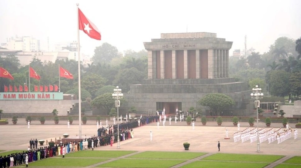party and state leaders pay tribute to president ho chi minh at his mausoleum picture 5