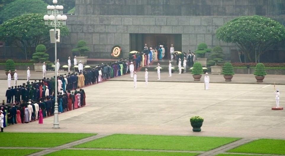 party and state leaders pay tribute to president ho chi minh at his mausoleum picture 6