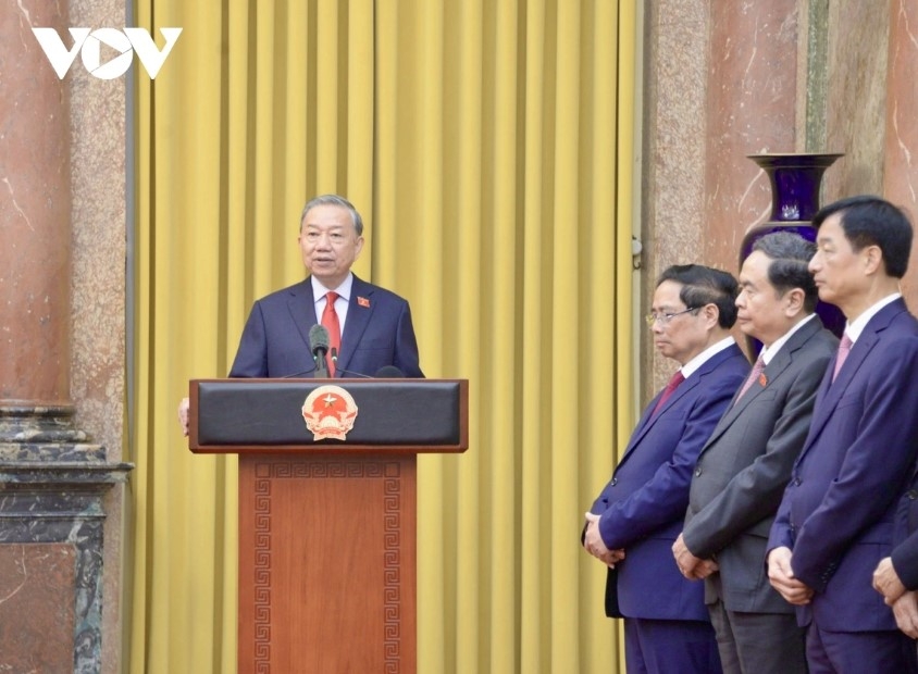 top vietnamese leader presents appointment decisions to government members picture 1