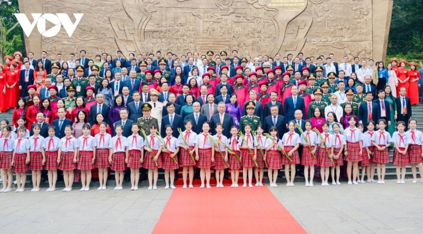 top vietnamese leader speaks with residents at hung kings temple picture 4