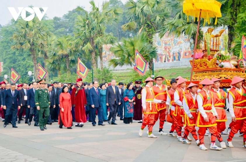 top vietnamese leader speaks with residents at hung kings temple picture 1