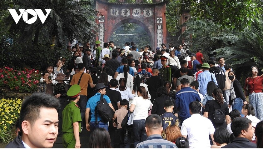 more than 60,000 pilgrims attend hung kings temple festival in first three days picture 6