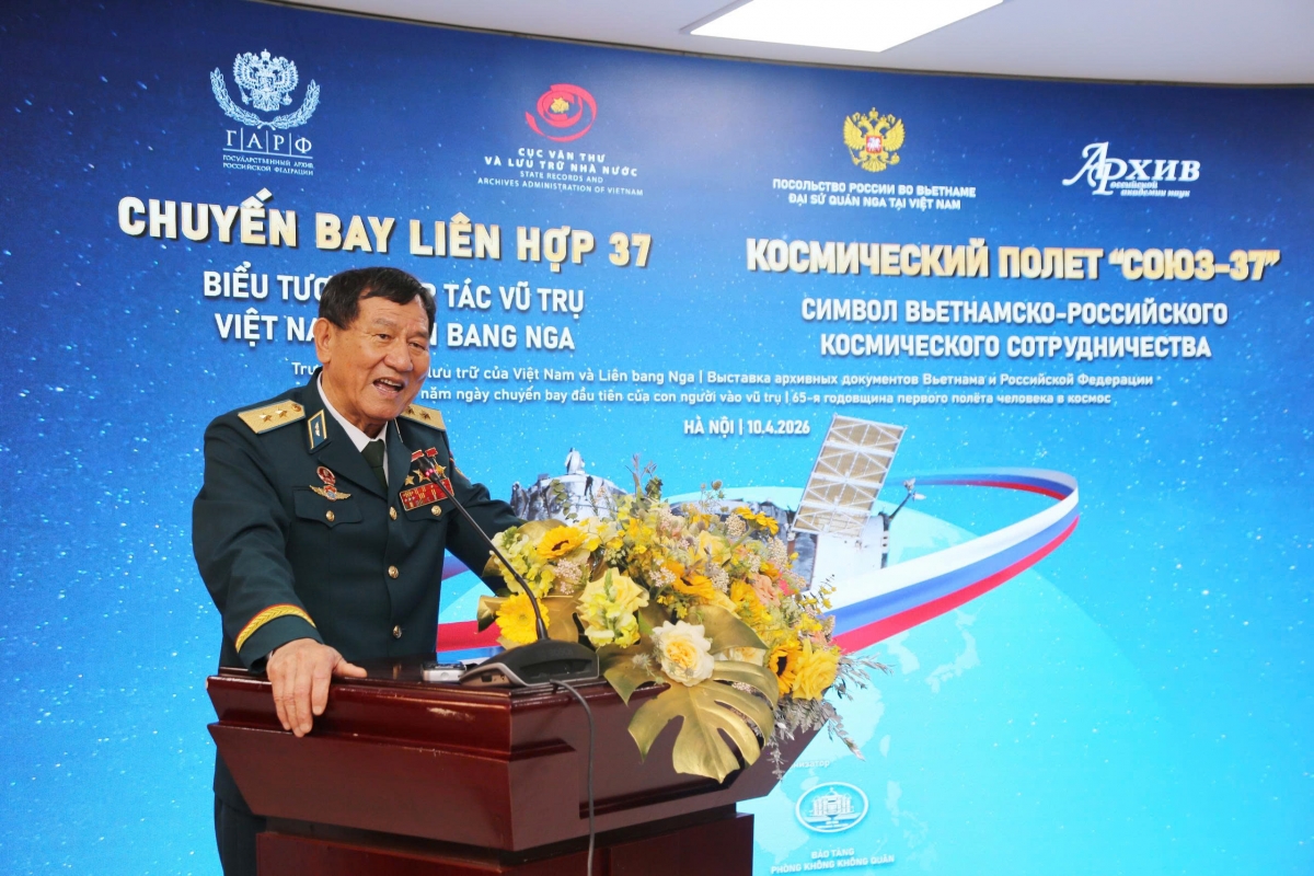 trung bay tu lieu ve chuyen bay dua trung tuong pham tuan vao vu tru hinh anh 2