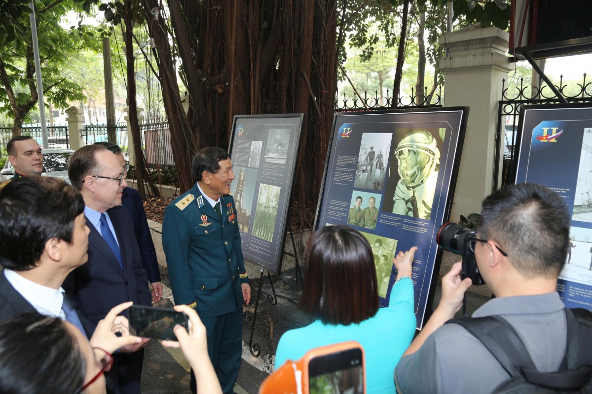 trung bay tu lieu ve chuyen bay dua trung tuong pham tuan vao vu tru hinh anh 3
