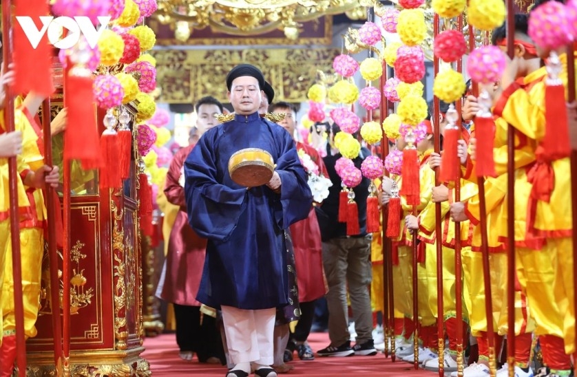 phu day torch procession sacred flame at the heart of living heritage picture 2