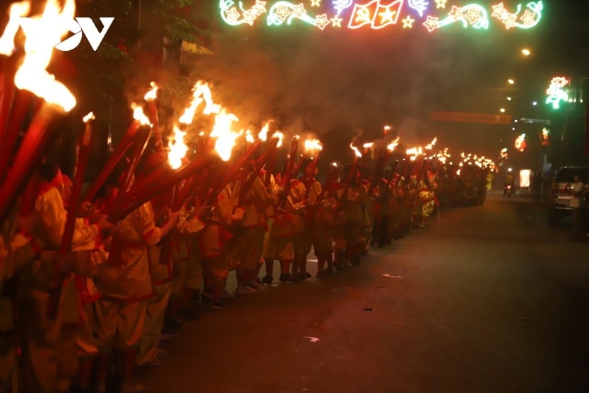 phu day torch procession sacred flame at the heart of living heritage picture 9