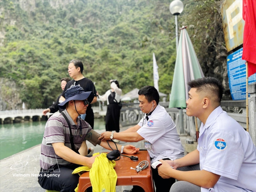 quang ninh launches round-the-clock medical service on ha long bay picture 1