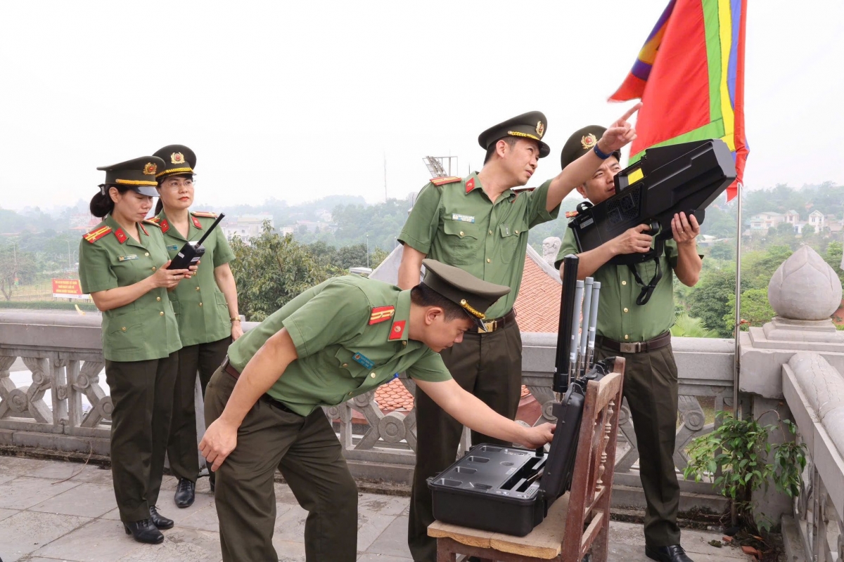 bay flycam khong phep tai Den hung, du khach doi mat muc phat nang hinh anh 1