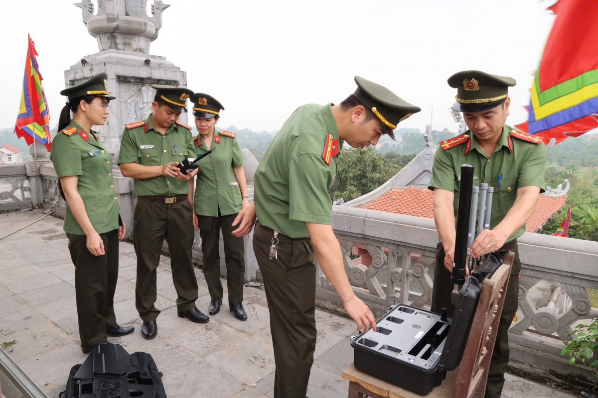 bay flycam khong phep tai Den hung, du khach doi mat muc phat nang hinh anh 2