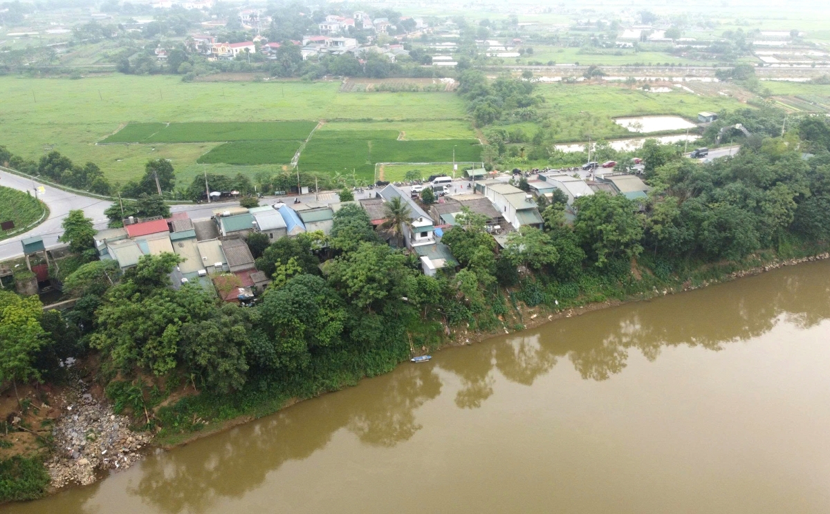 phu tho phong toa khu vuc sut lun, di doi hon chuc ho dan ben bo song thao hinh anh 1