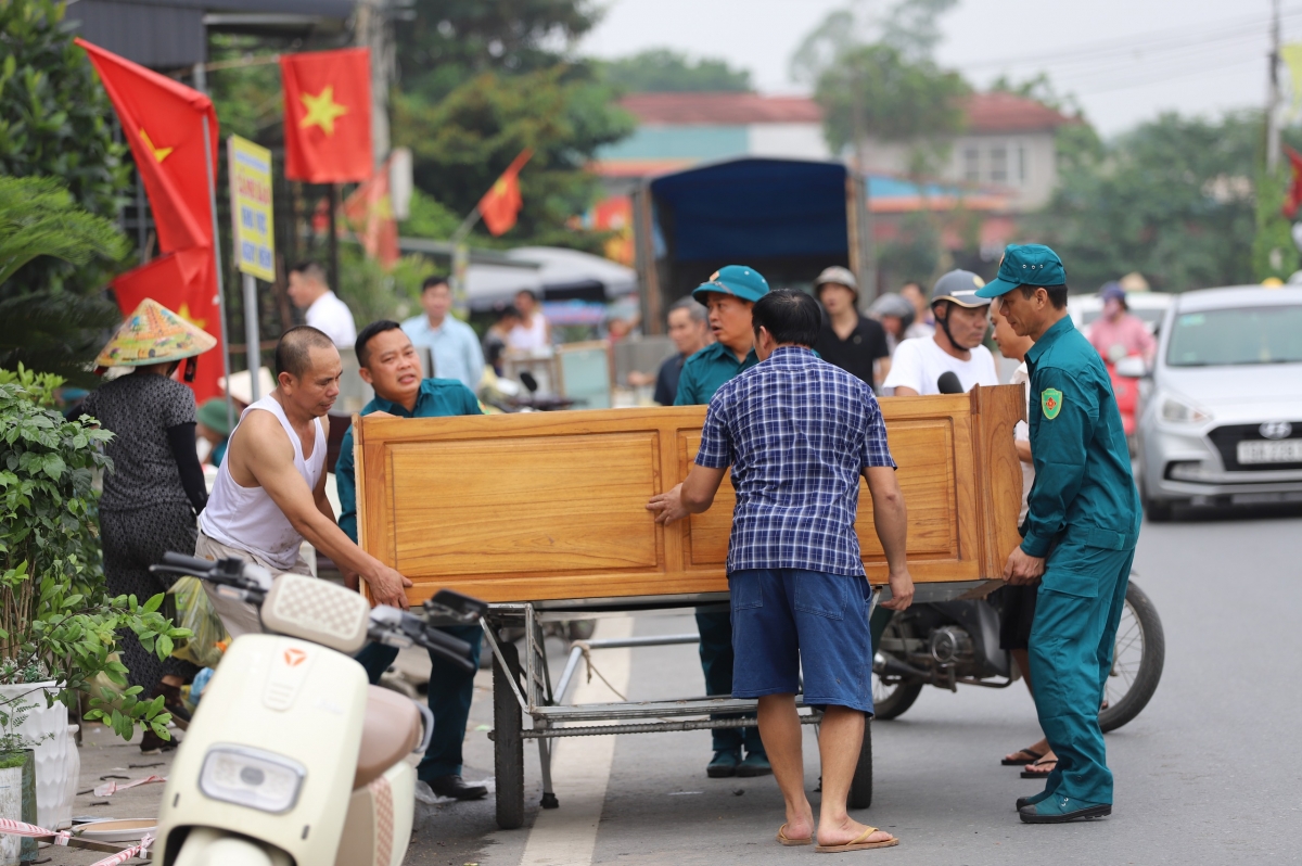 phu tho phong toa khu vuc sut lun, di doi hon chuc ho dan ben bo song thao hinh anh 4