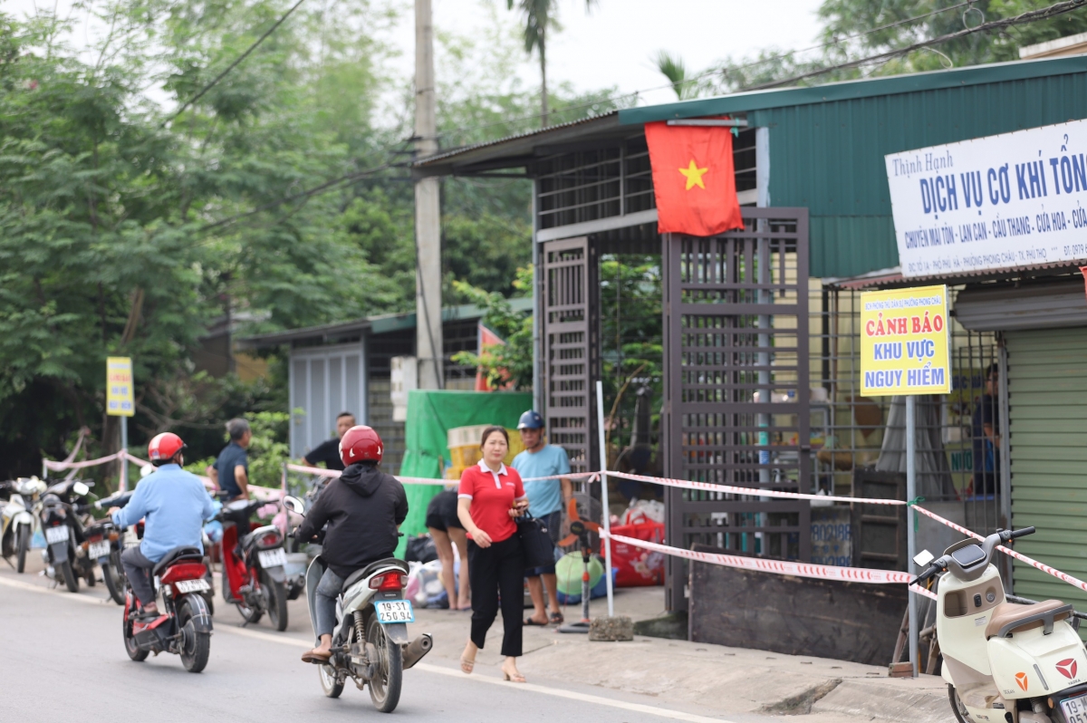 phu tho phong toa khu vuc sut lun, di doi hon chuc ho dan ben bo song thao hinh anh 5