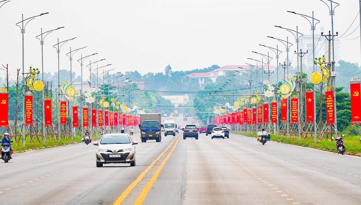 hang van du khach do ve Den hung, csgt phu tho san sang dieu tiet giao thong hinh anh 4