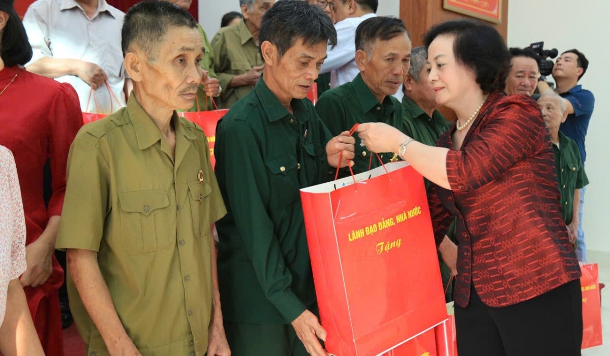 Phó Thủ tướng Phạm Thị Thanh Trà thăm và tặng quà tại tỉnh Lào Cai