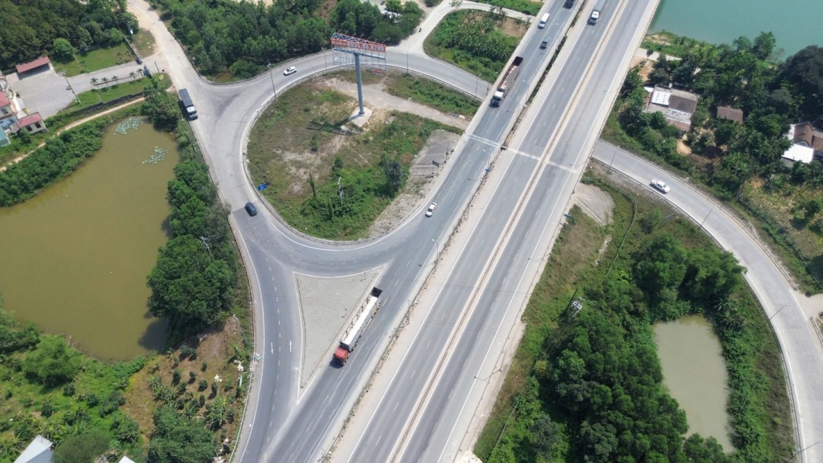 xe so-mi ro-mooc chi duoc chay ban dem, giam ap luc giao thong tren quoc lo 49 hinh anh 1