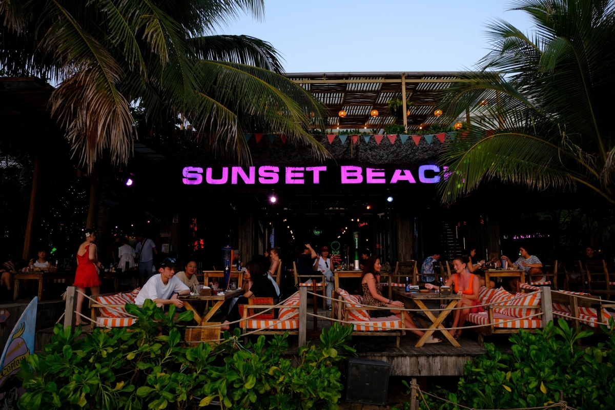 phu quoc hut khach dip 30 4 - 1 5 va sunset beach la diem den dang trai nghiem hinh anh 2