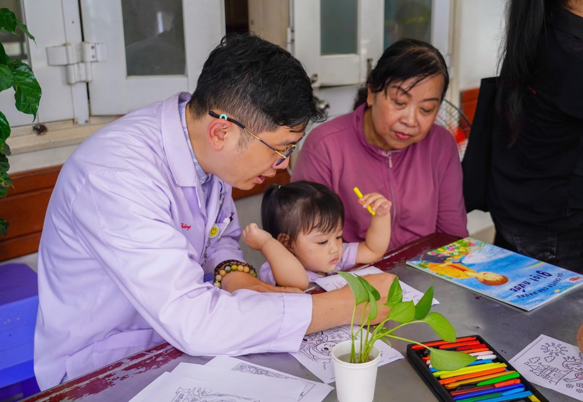 tp.hcm dua sach den khu chung cu, benh vien huong ung ngay sach va van hoa doc hinh anh 5