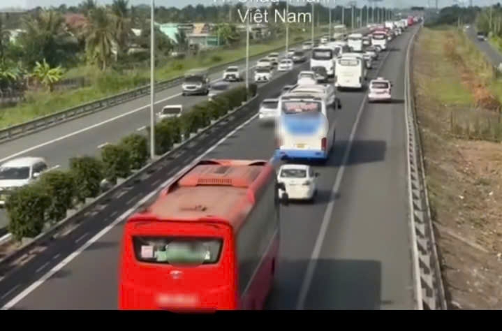 Dong thap dung tren duong cao toc di ve sinh, mot nguoi bi o to tong tu vong hinh anh 1