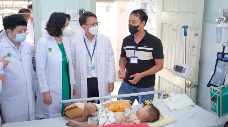 tay chan mieng vao mua Dung chu quan hinh anh 2