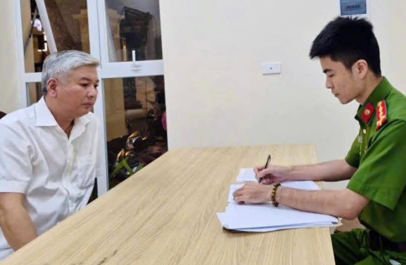 Tạm giữ đối tượng lái xe có nồng độ cồn, hành hung tài xế khác ở Hà Nội