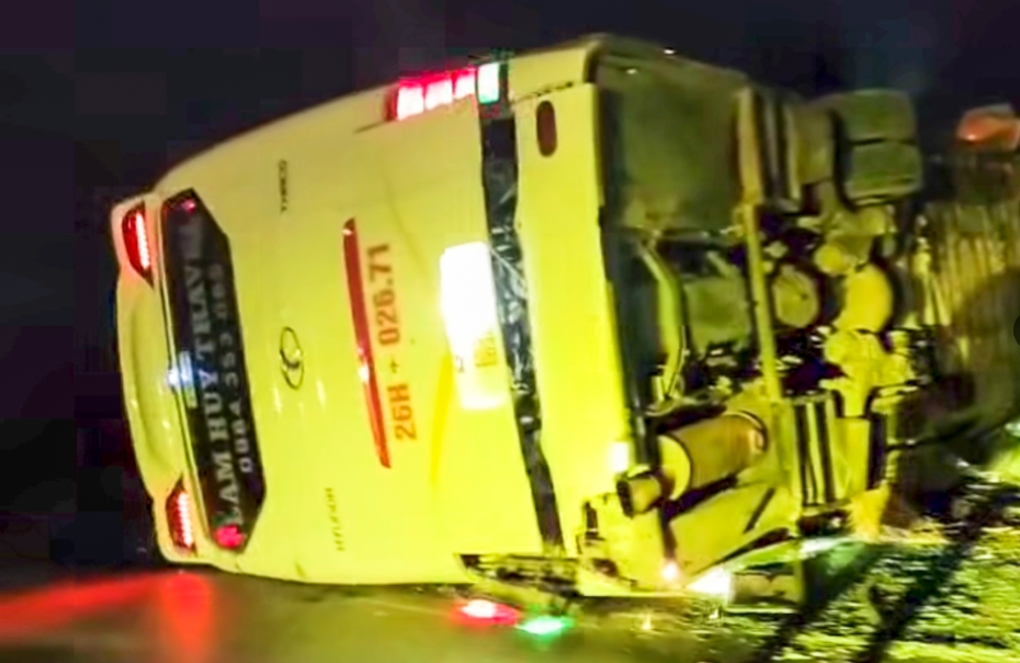 xe khach cho hon 40 nguoi lat nghieng khi xuong doc o lao cai hinh anh 1