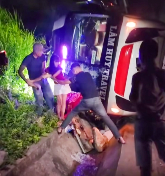 xe khach cho hon 40 nguoi lat nghieng khi xuong doc o lao cai hinh anh 2