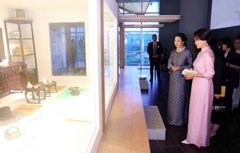 vietnamese, korean first ladies visit vietnam museum of ethnology picture 2