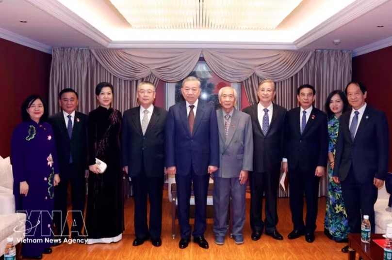 top leader meets families of vietnam-china friendship contributors in beijing picture 2