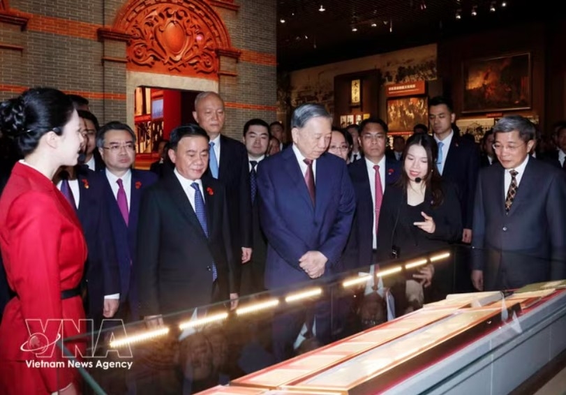 vietnamese leader visits museum of communist party of china in beijing picture 2