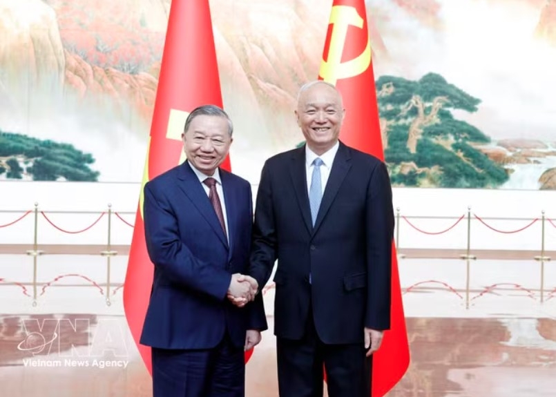 vietnamese leader visits museum of communist party of china in beijing picture 3