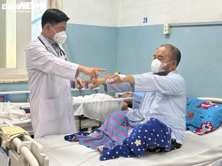 tam ngay sau khi di nang ve, nguoi dan ong dot ngot nhoi mau nao hinh anh 1