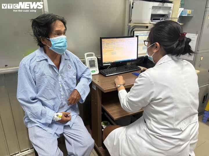 tam ngay sau khi di nang ve, nguoi dan ong dot ngot nhoi mau nao hinh anh 2