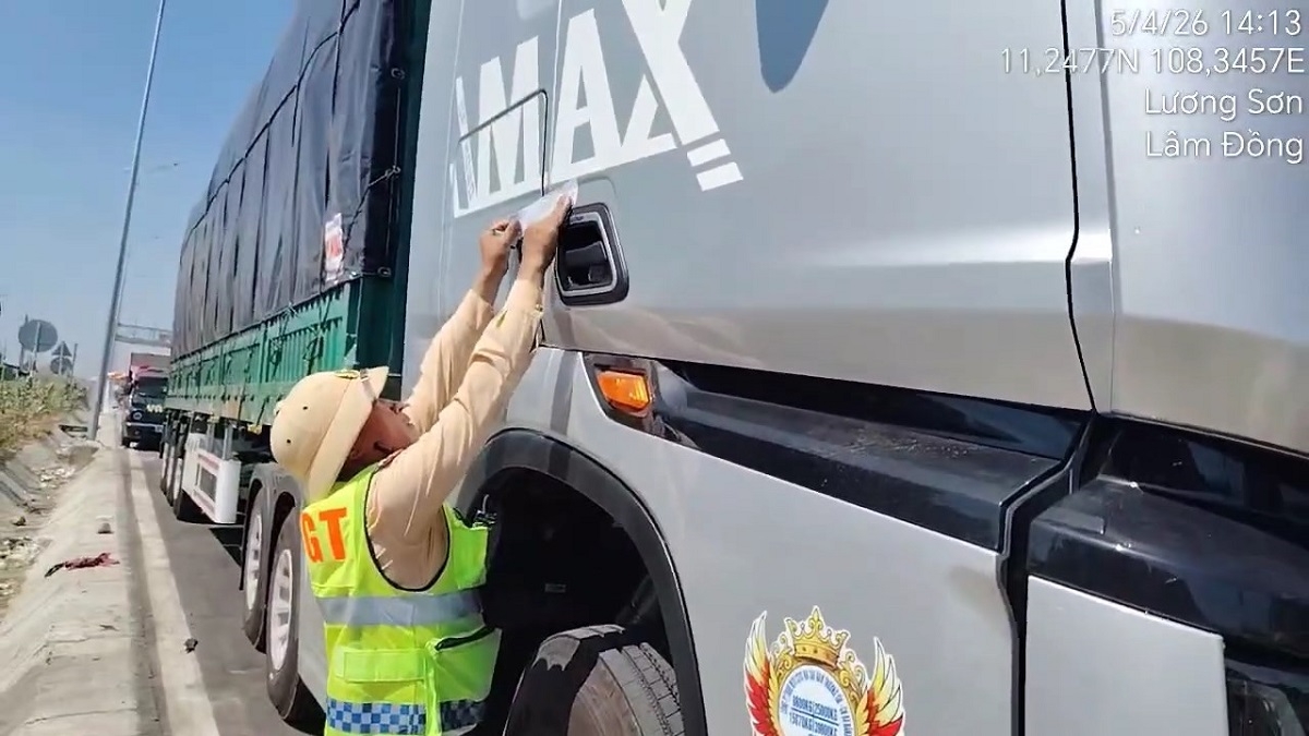 xu phat xe o to dau keo hon 100 trieu dong vi nhieu loi nghiem trong hinh anh 1