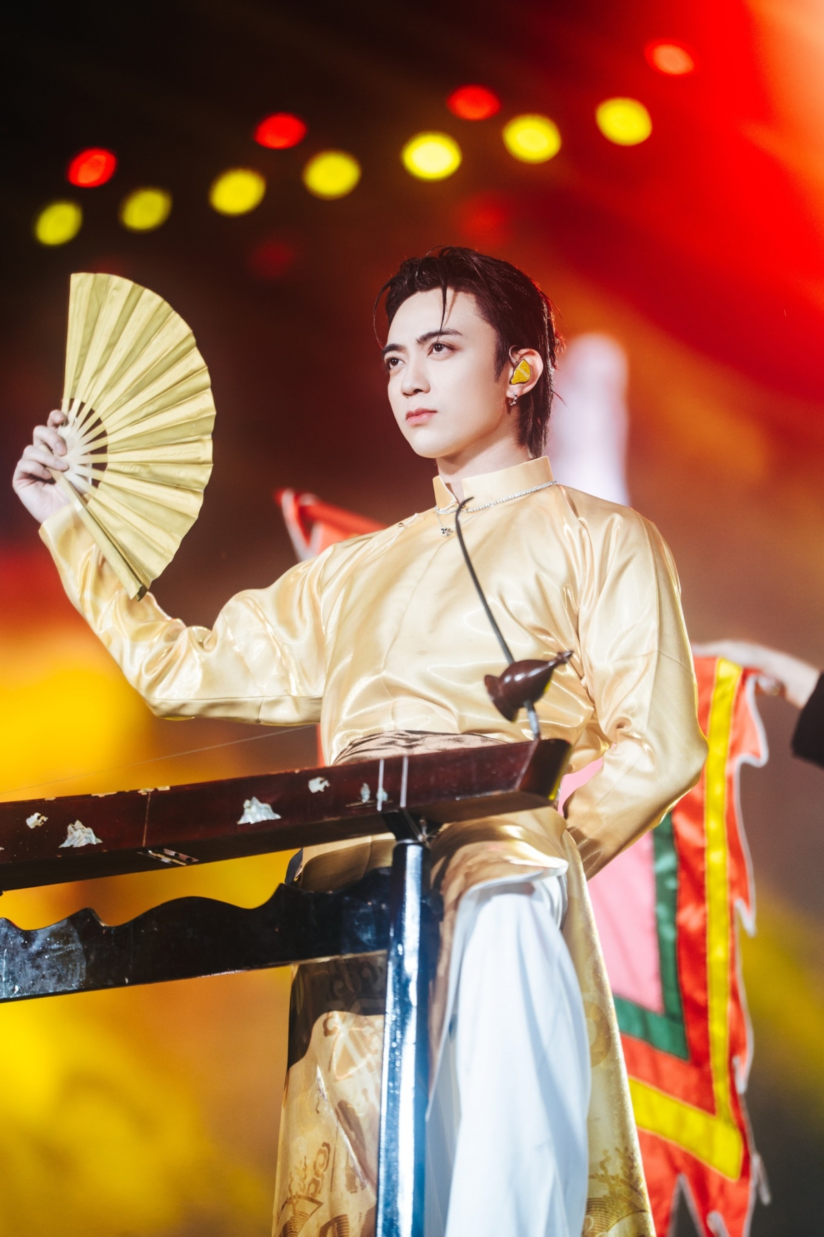 sobin xa anh dem le tot nghiep gay bao, fan dung ngoi khong yen hinh anh 7