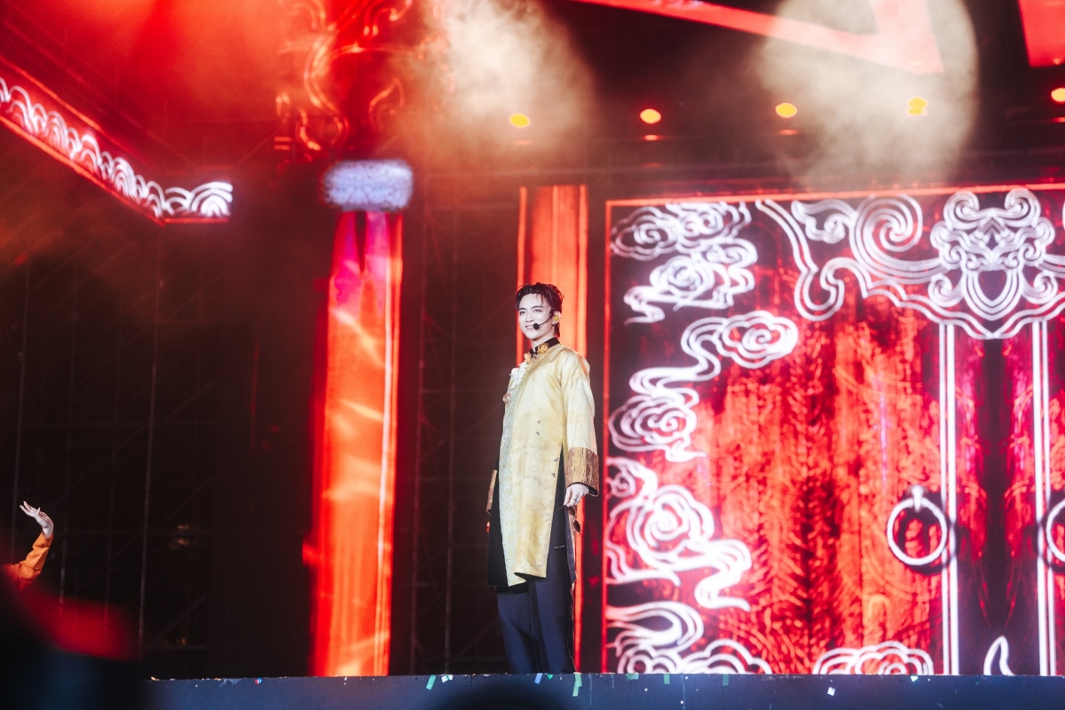 sobin xa anh dem le tot nghiep gay bao, fan dung ngoi khong yen hinh anh 2