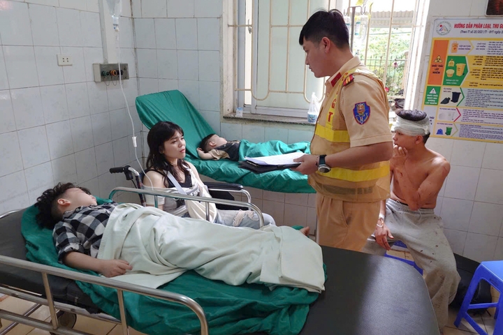 xe cho doan du khach lao xuong vuc sau 100m o son la them mot nan nhan tu vong hinh anh 2