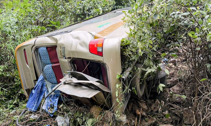 xe cho doan du khach lao xuong vuc sau 100m o son la them mot nan nhan tu vong hinh anh 1