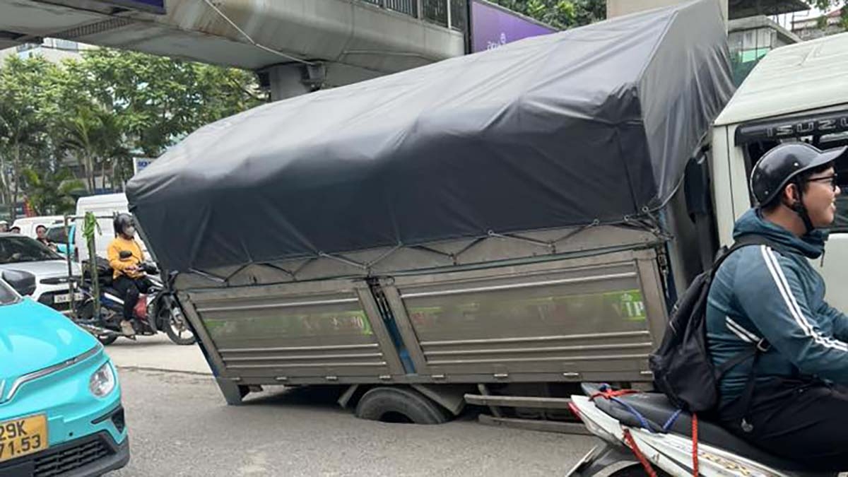  ho tu than nuot chung banh xe tai tren duong nguyen trai, ha noi hinh anh 2