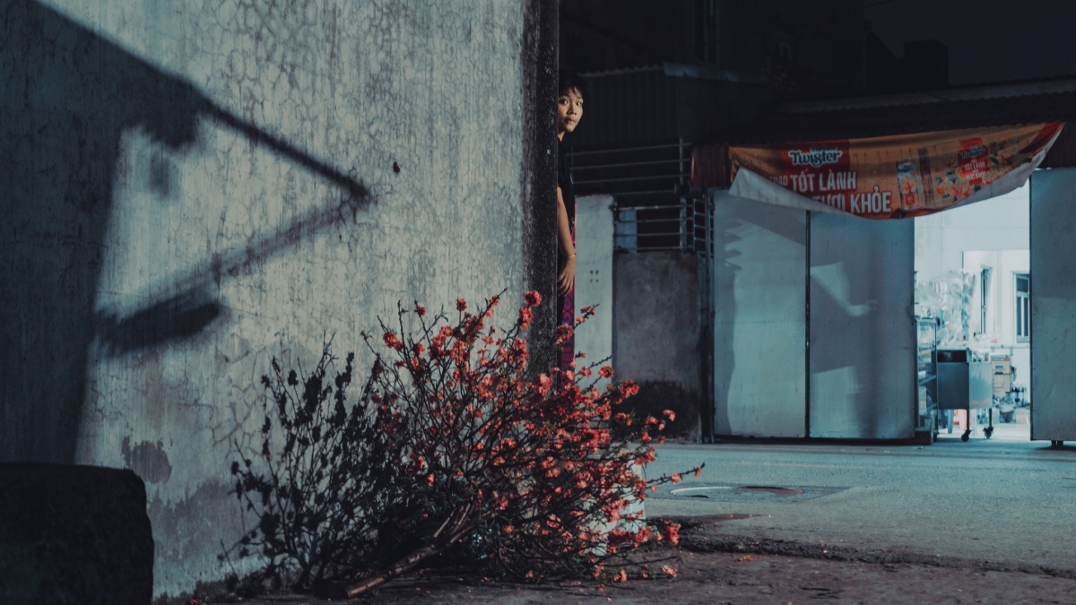 nguoi tre roi man hinh dien thoai, song cham qua nhiep anh duong pho hinh anh 2