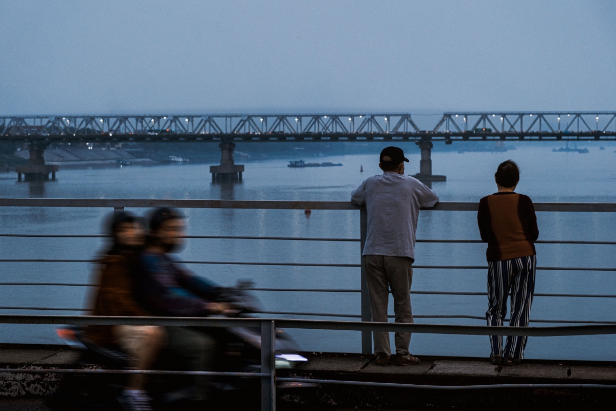 nguoi tre roi man hinh dien thoai, song cham qua nhiep anh duong pho hinh anh 3