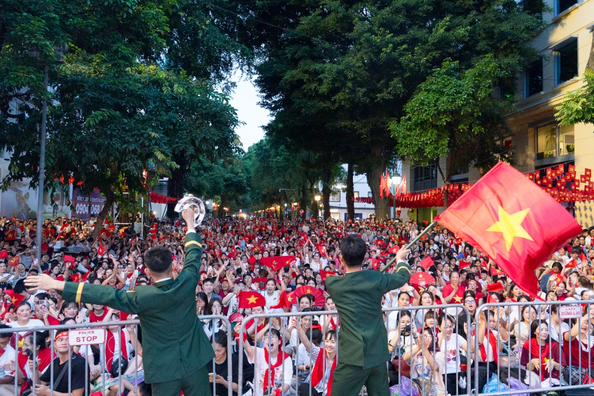 nguoi tre roi man hinh dien thoai, song cham qua nhiep anh duong pho hinh anh 4