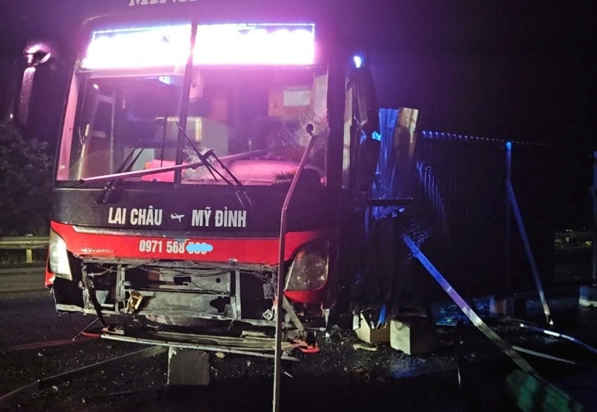 tai nan lien hoan tren cao toc noi bai lao cai, 5 nguoi bi thuong hinh anh 1