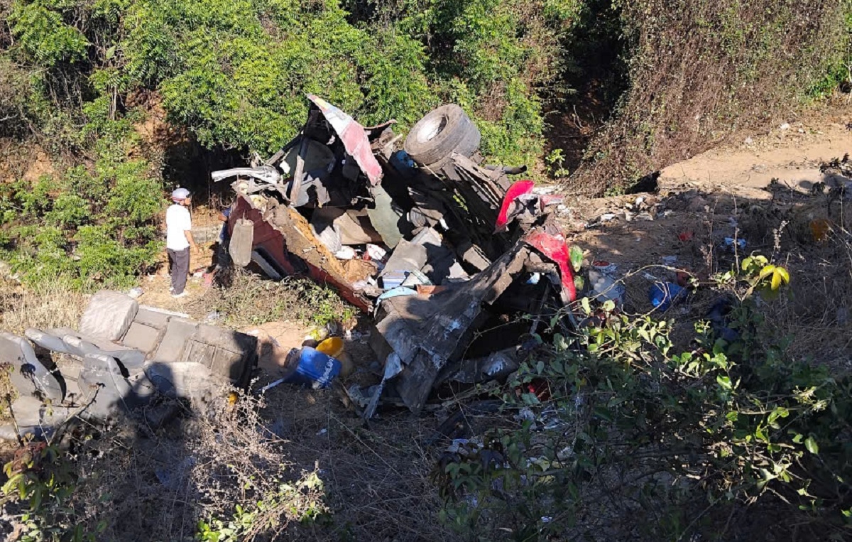 xe cho tho lan lao xuong vuc o bau trang, 4 nguoi tu vong, nhieu nguoi bi thuong hinh anh 1