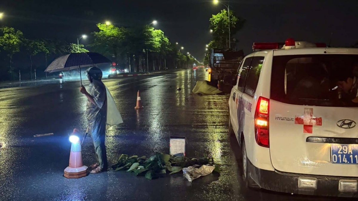hai vu tai nan lien tiep trong dem mua dong o ha noi, 2 nguoi tu vong tai cho hinh anh 4