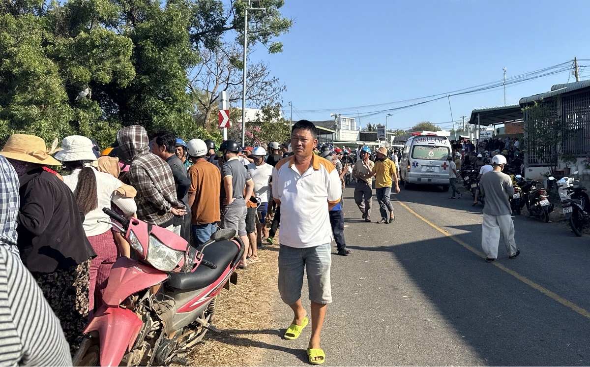 xe cho tho lan lao xuong vuc o bau trang, 4 nguoi tu vong, nhieu nguoi bi thuong hinh anh 2