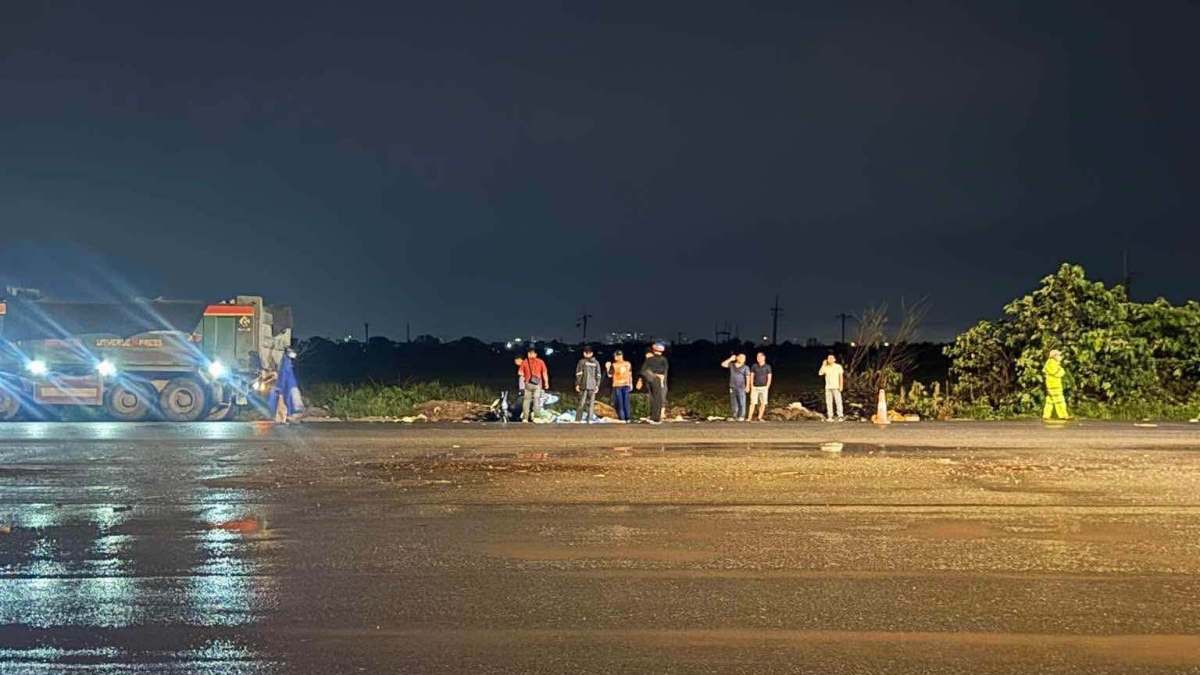 hai vu tai nan lien tiep trong dem mua dong o ha noi, 2 nguoi tu vong tai cho hinh anh 1