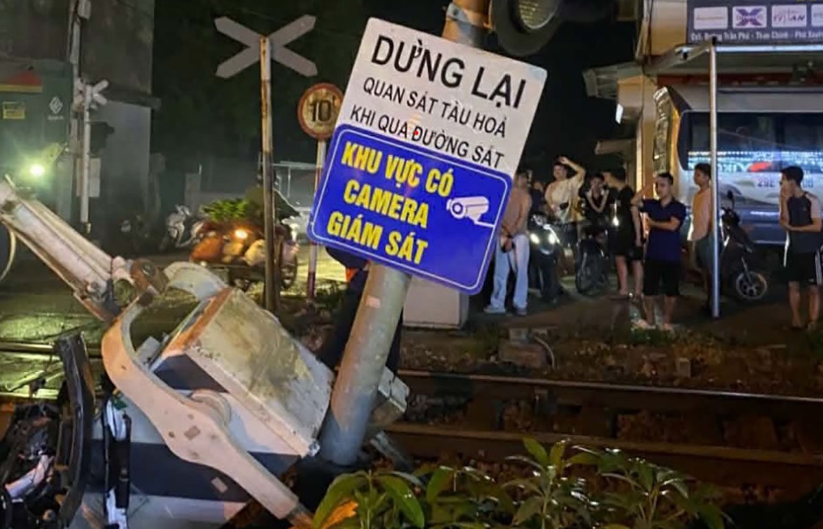 co vuot qua duong ray, o to bi tau hoa tong tai Dai xuyen, ha noi hinh anh 3