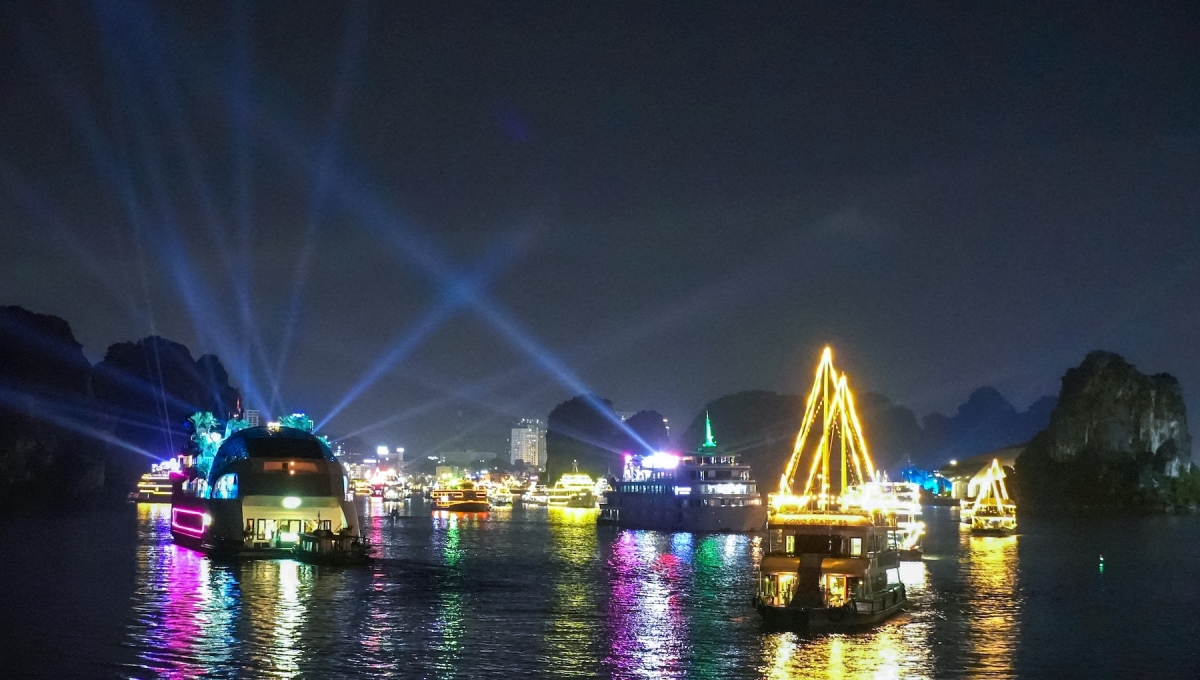 hon 70 tau du lich trinh dien song hoi anh sang tren vinh ha long hinh anh 7