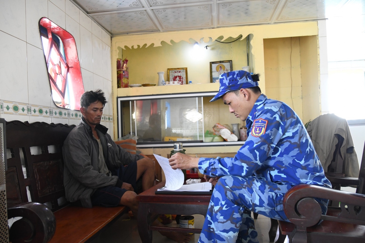 canh sat bien tam giu phuong tien khai thac 200m cat khong ro nguon goc hinh anh 1