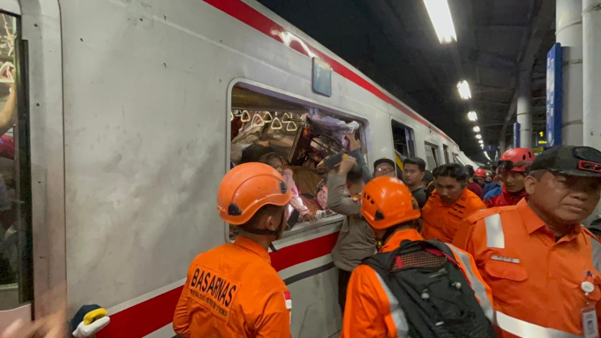 Hai đoàn tàu va chạm ở Indonesia: hơn 40 người thương vong